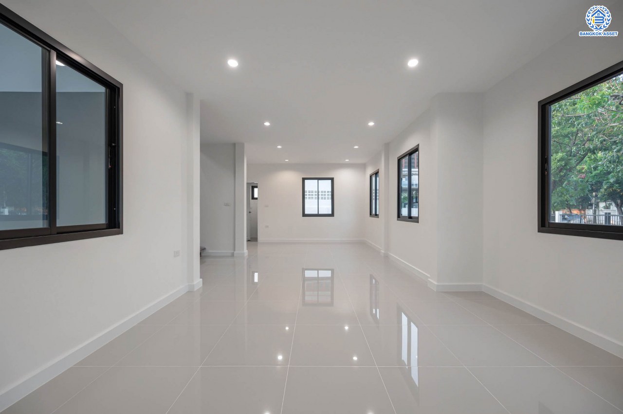 บ้านมือสองตกแต่งใหม่ คุณภาพแบรนด์ LH โครงการ ชลลดา บางบัวทอง เนื้อที่ 99 ตร.ว. ตกแต่งหรูหรา ฟังก์ชันจัดเต็ม 3 ห้องนอน 3 ห้องน้ำ จอดรถได้ 1 คัน พร้อม Facilities ครบ! บนทำเลคุณภาพ เชื่อมต่อได้หลายเส้นทาง ใกล้เซ็นทรัลเวสต์เกต และรถไฟฟ้า "สถานีบางพลู"